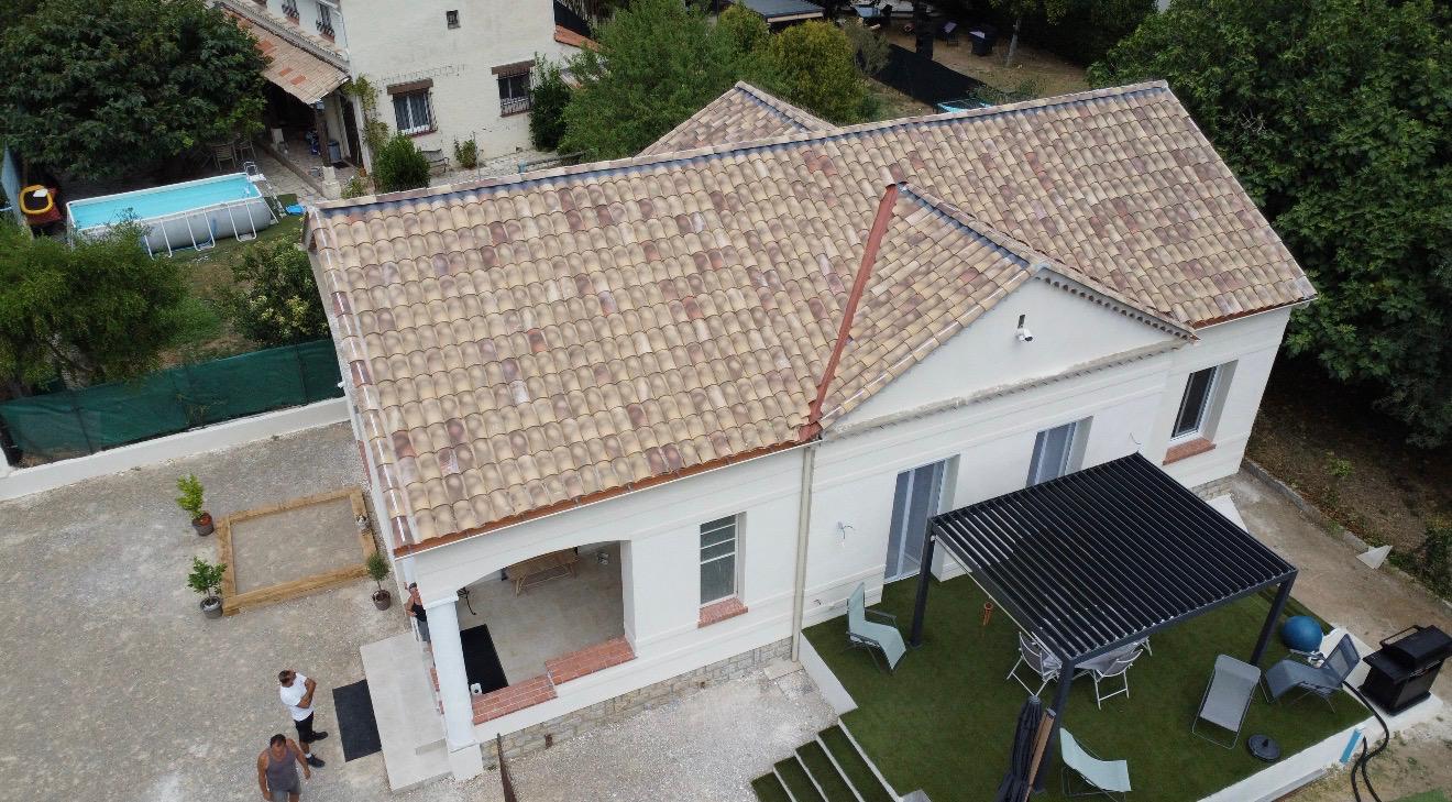 Couvreur Expert Toiture 83 sur une toiture provençale dans le Var